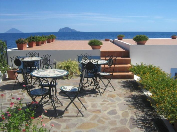 hotel com terraço com vista para o mediterrâneo nas ilhas eólias