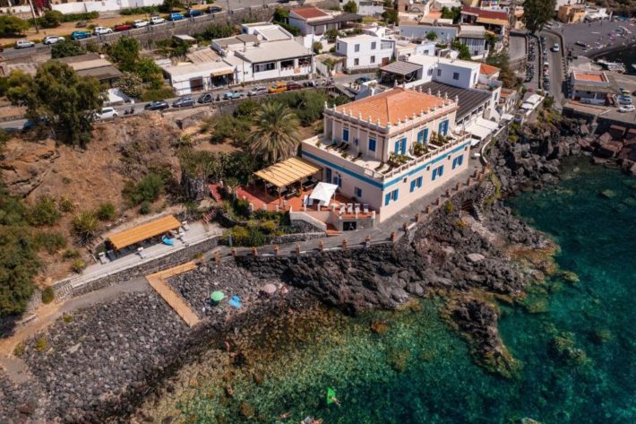 hotel na beira da praia nas ilhas eólias