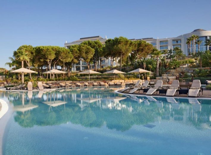 hotel romântico com cama king size e piscina em portugal