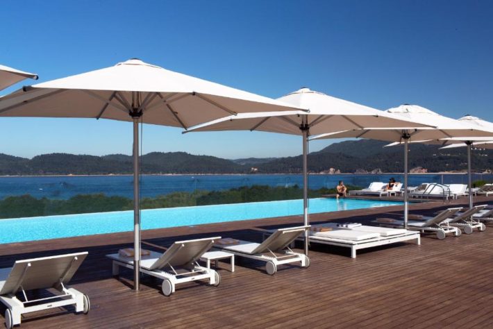 hotel romântico com piscina beira mar em portugal