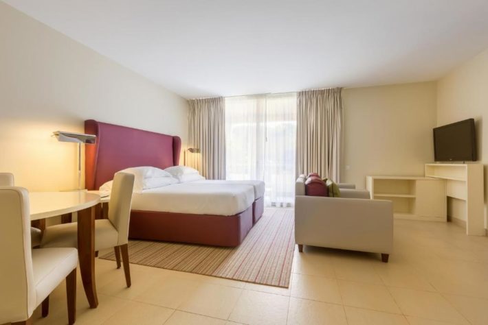 hotel tudo incluído com quarto confortável em portugal