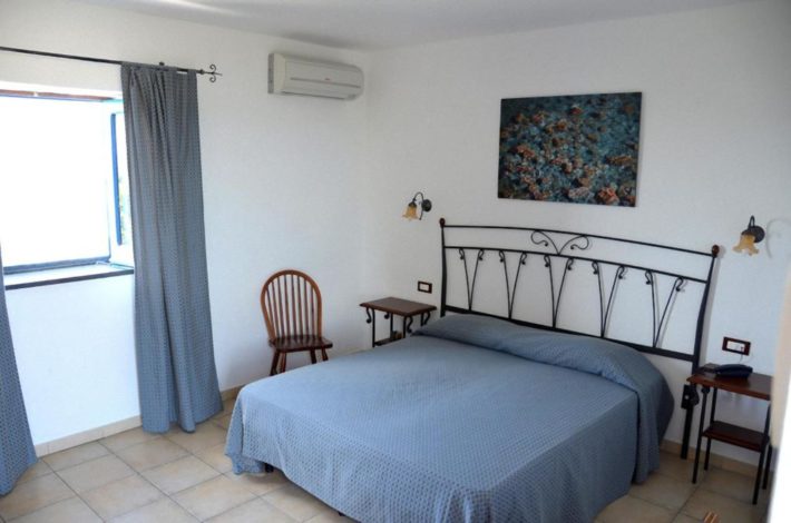 quarto de casal com vista para o mar nas ilhas eólias