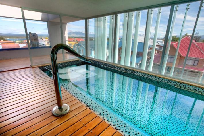 hotel na patagonia chilena com piscina coberta