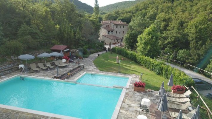 hotel romântico com duas piscinas na toscana