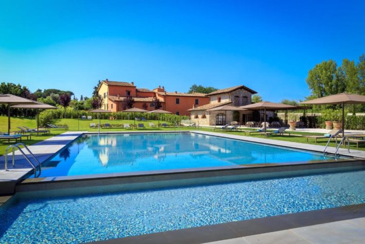 hotel romântico com piscina e área verde na toscana