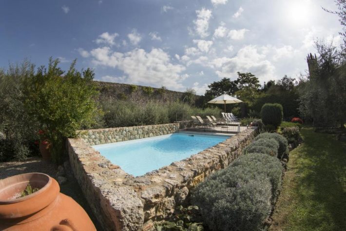 hotel romântico com piscina e solário na toscana