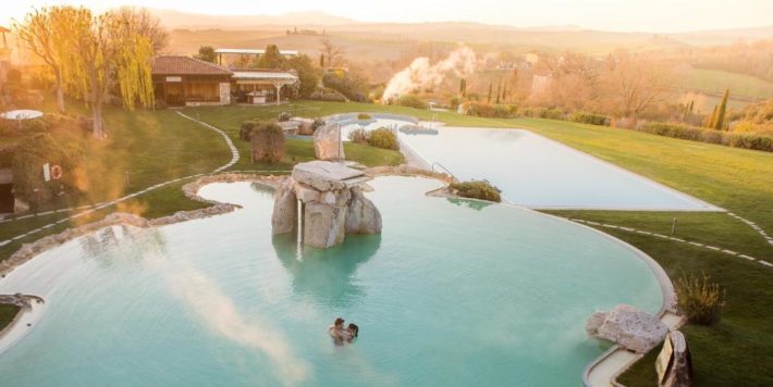 hotel romântico com piscina grande na toscana