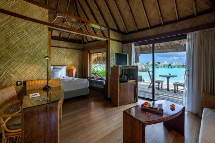 hotel romântico em bora bora com bangalô espaçoso