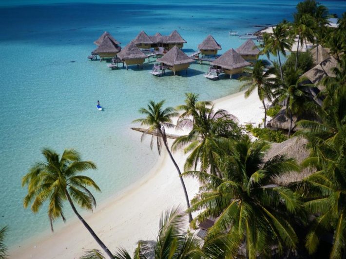 hotel romântico em bora bora com bangalôs sobre a água