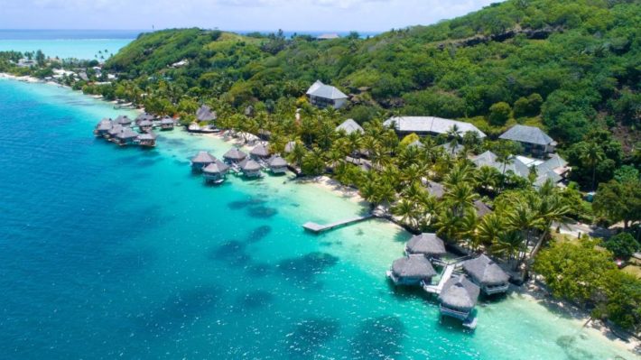 hotel romântico em bora bora com jardim