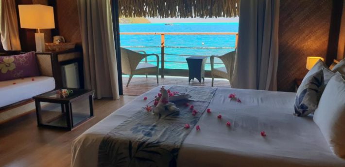 hotel romântico em bora bora com quarto com vista para o mar