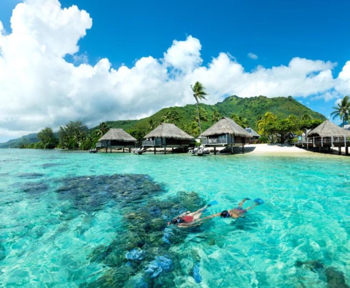 hotel romântico na polinésia francesa com bangalos sobre a água