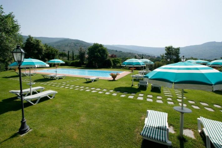 hotel romântico na toscana com piscina e jardim