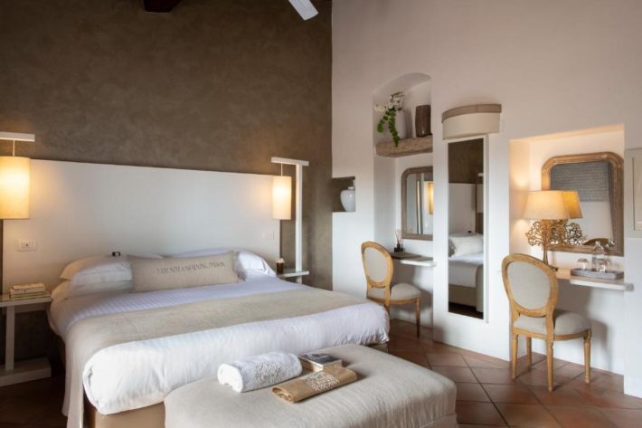 hotel romântico na toscana com quarto aconchegante