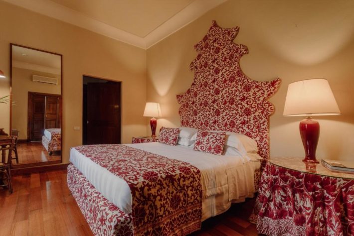 hotel romântico na toscana com quarto luxuoso