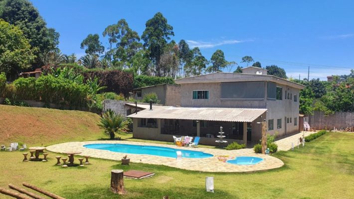 Piscina ao ar livre em frente de uma casa