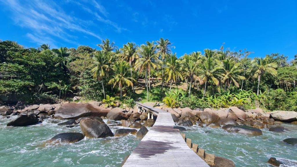 Suíte em Ilhabela beira mar.