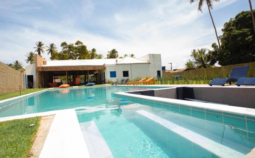 Piscina grande ao ar livre em pousadas para casal perto de Maceió.