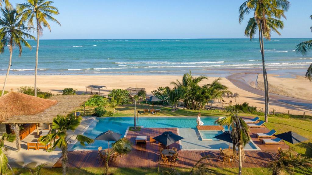 Pousada para casal perto de Maceió, em São Miguel dos Milagres. Panorama da piscina ao ar livre com vista do mar ao fundo.