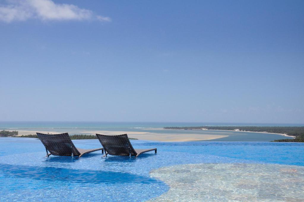 Piscina de borda infinita em pousadas para casal perto de Maceió, na praia do Gunga.