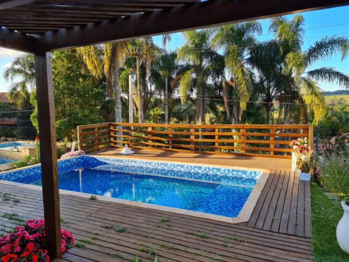 Piscina em deck de madeira em hotéis e pousadas na Represa de Ibiúna.