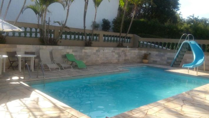 piscina com sombra, sol e escorregador