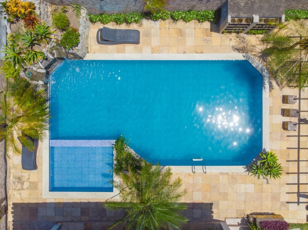 Vista aérea da piscina em pousadas para casais perto de Maceió.