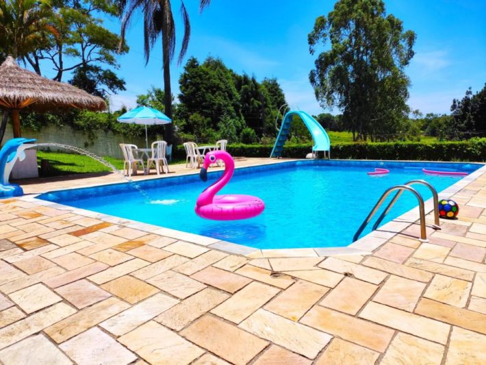 piscina com boia e escorregador para crianças.