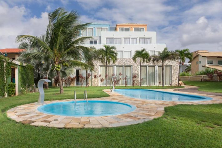 Pousada com jardim e piscina na Praia dos Carneiros, em PE. Ótima para estadias com crianças.