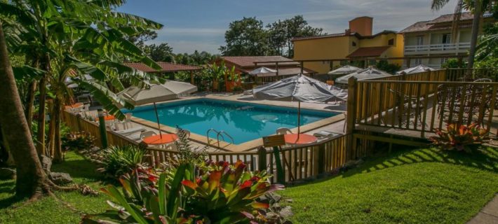 Hotel São Sebastião da Praia, acomodação no estilo chalé com piscina.