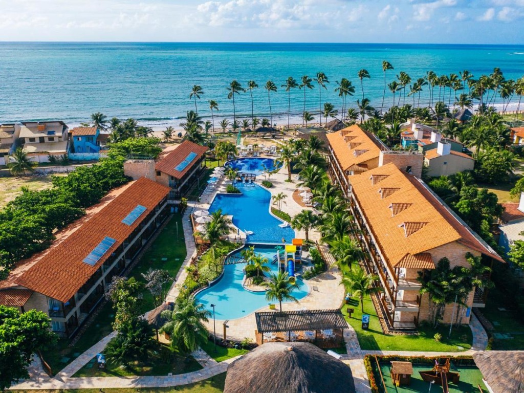 Vista aérea do Salinas Resort em Pousadas para casais perto de Maceió.