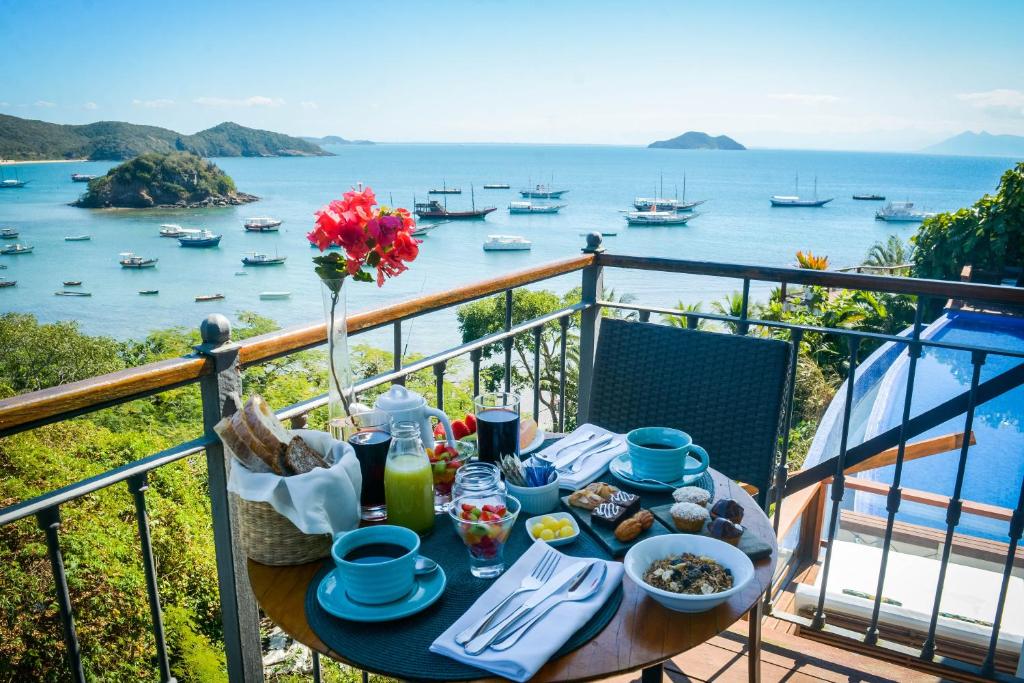 Café da manhã com vista para o mar na pousada Abracadabra em Buzios, RJ.