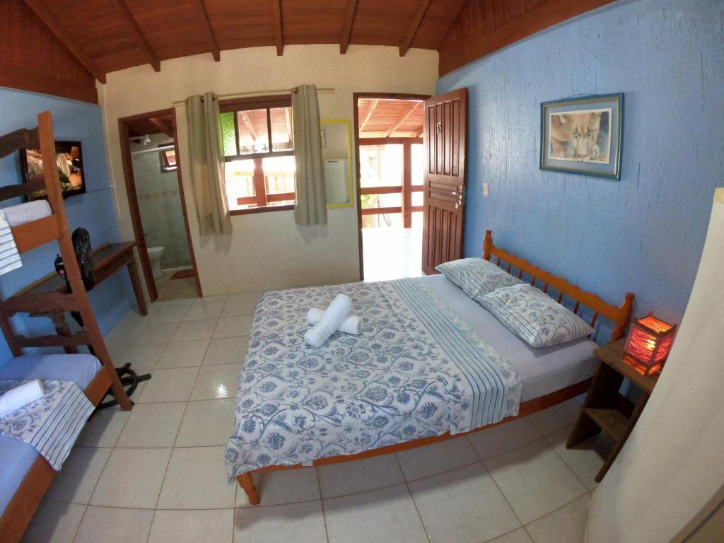 Quarto com cama de casal e uma beliche.