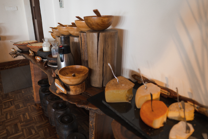 O melhor hotel do nepal oferece uma variedade de opções no café-da-manhã. Um raro lugar no qual é possível comer frutas frescas e cruas com tranquilidade.