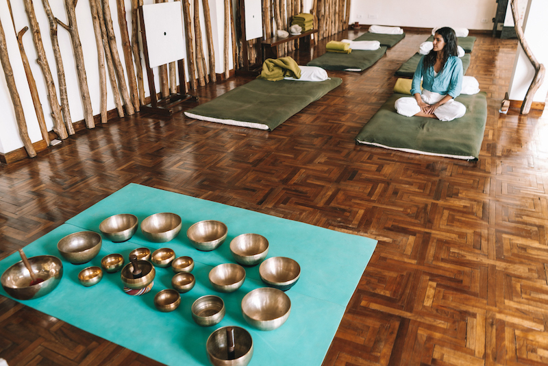 Aulas de meditação com o uso do tradicional heading bowl tibetano para uma cura através dos sons.
