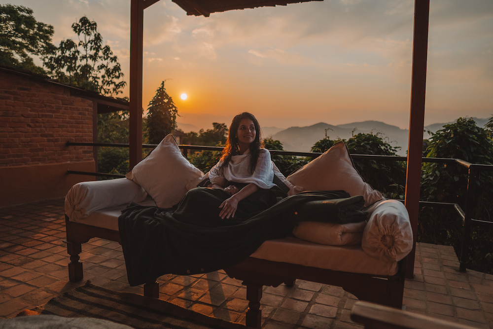 Fim de tarde no terraço de nossa suíte no Dwarika's. Foto: Virginia Falanghe. Dwarika's Resort Dhulikhel no Nepal - O Melhor Resort SPA da Ásia