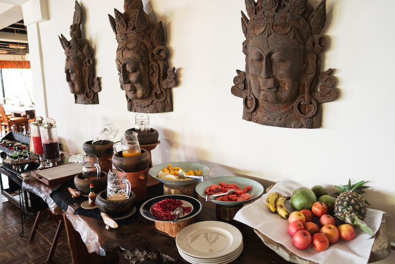 O melhor hotel do nepal oferece uma variedade de opções no café-da-manhã. Um raro lugar no qual é possível comer frutas frescas e cruas com tranquilidade.