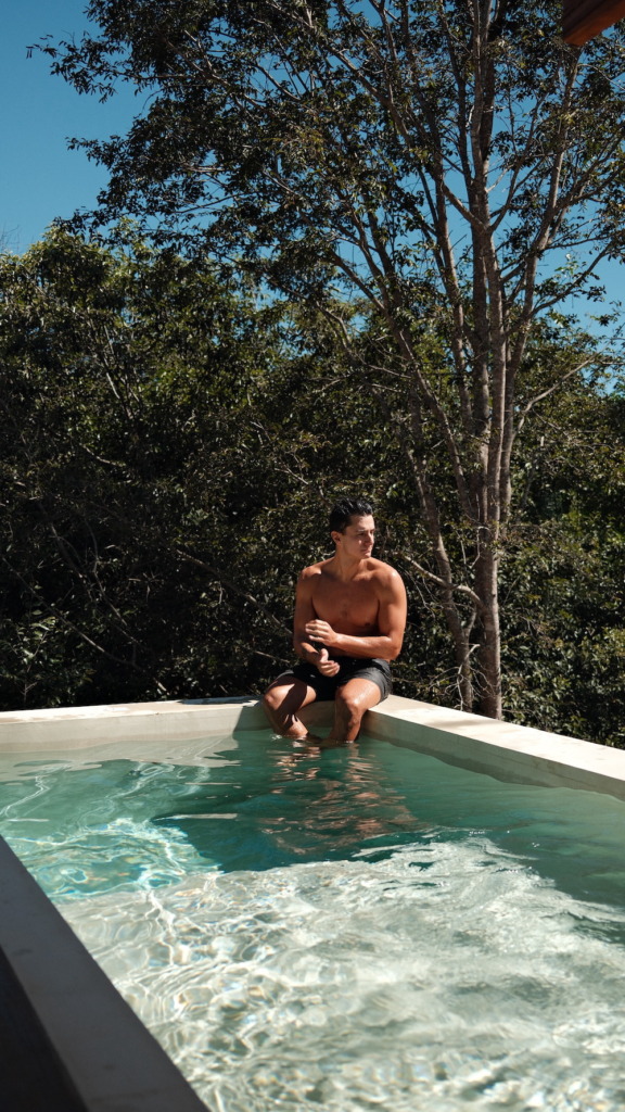 Área externa de pousada charmosa em Pirenópolis com elementos naturais, piscina de borda infinita e clima intimista para casais que procuram uma experiência romântica no interior de Goiás