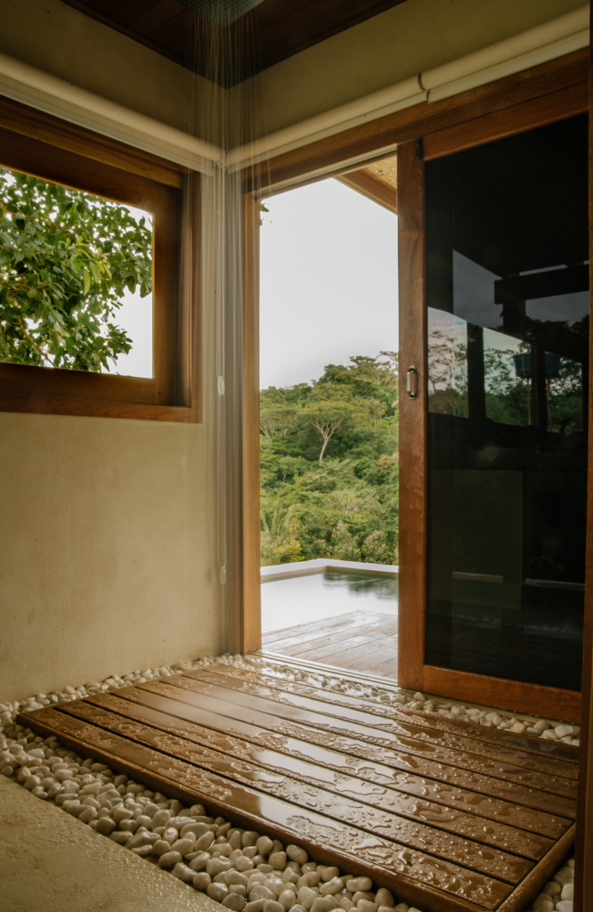 Chuveiro semi ao ar livre cercada por natureza em pousada romântica de Pirenópolis, silêncio, ideal para casais que querem relaxar e curtir um fim de semana especial.