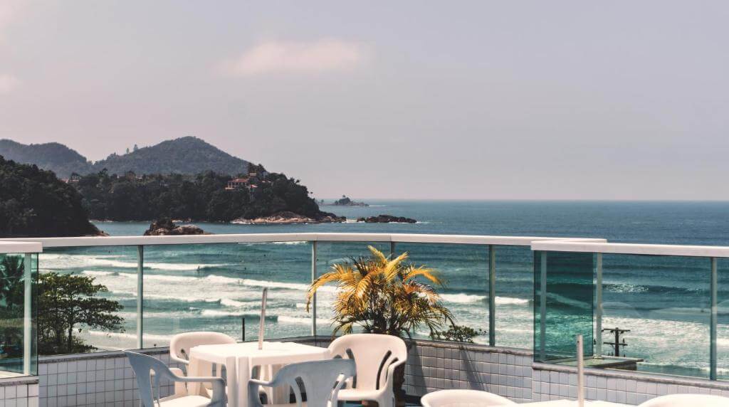 Pousadas beira-mar com pé na areia na Praia Grande em Ubatuba